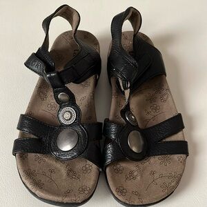 Taos Treasure Sandals size 6 Black